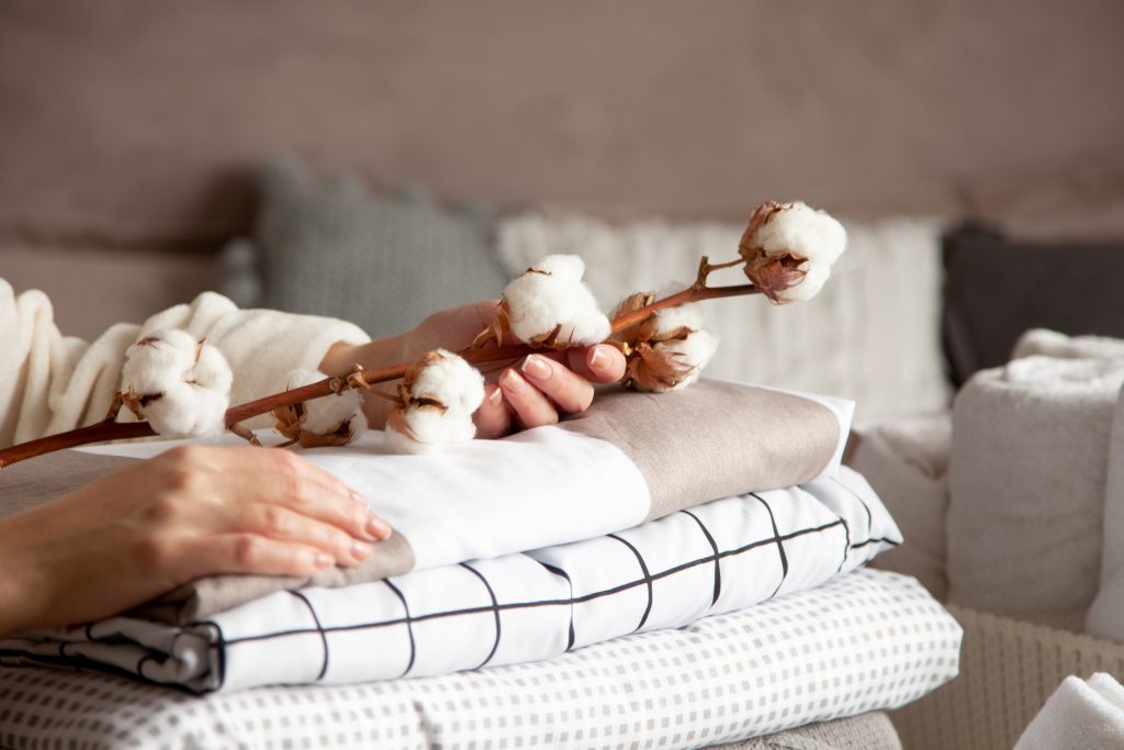 A pamut nem más, mint a gyapot magjait körülölelő szálak. Elsősorban ruházati cikkek, háztartási- és lakástextíliák előállítására használják.