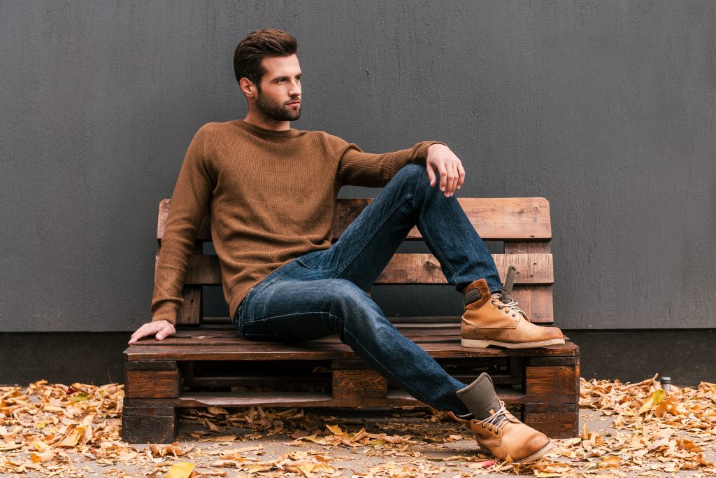 A casual stílus egyszerű, de nagyszerű: elegendő, ha egyforma színű a cipő és a pulóver, és máris kész a harmonikus megjelenés.